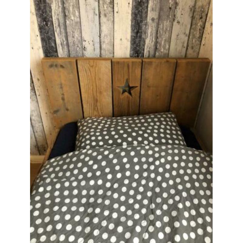 Steigerhouten bed met lade van Jorg