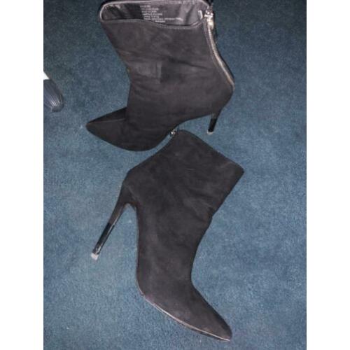 Zwarte suède look enkellaarsjes booties met punt en hak 39