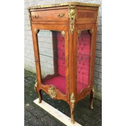 0799 Vintage mahonie vitrine met brons beslag.