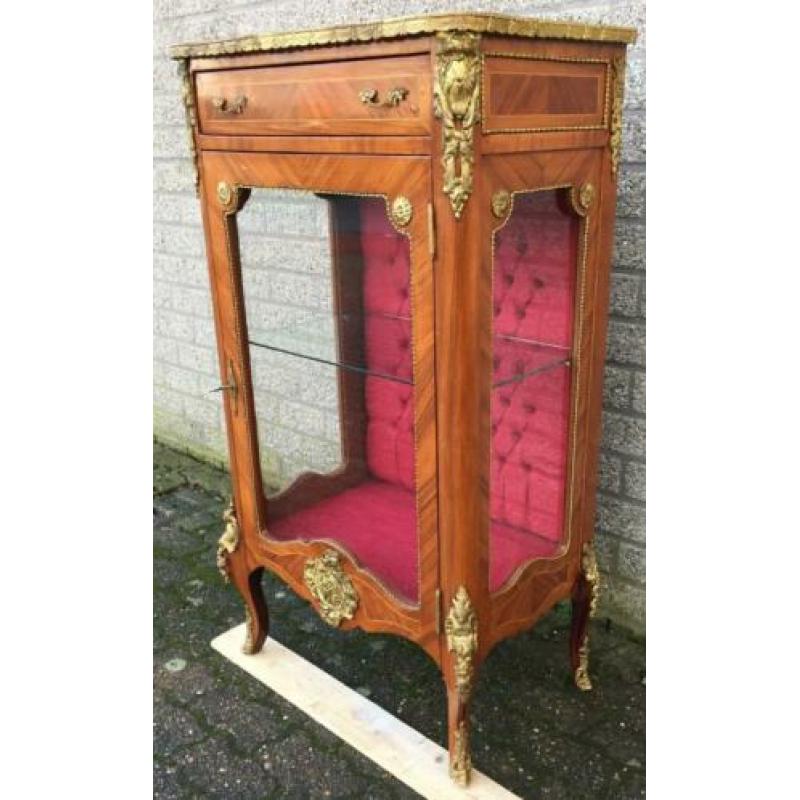 0799 Vintage mahonie vitrine met brons beslag.