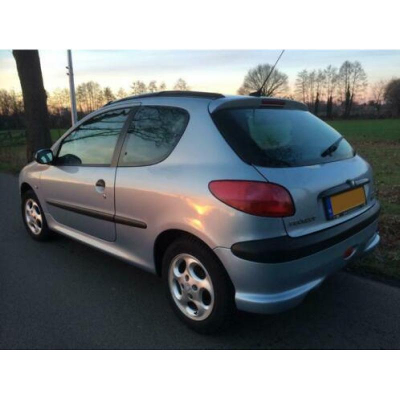 Peugeot 206 1.4 Grijs 2001. Nieuwe APK