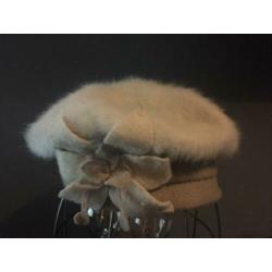 Leuke beige pet met bloem!
