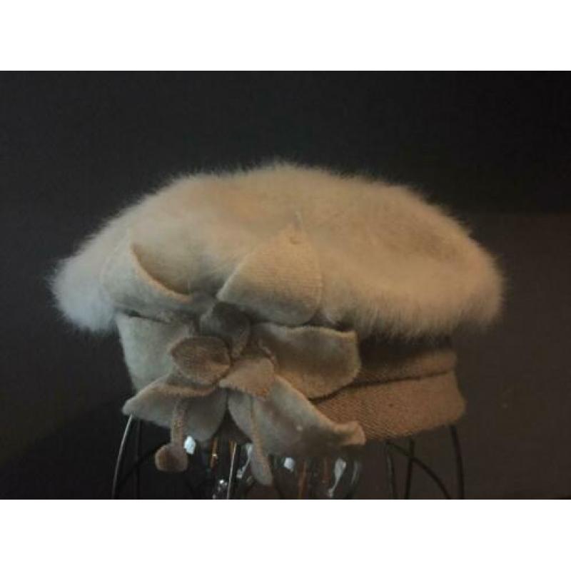 Leuke beige pet met bloem!