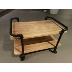 Leuke bijzettafel op wieltjes