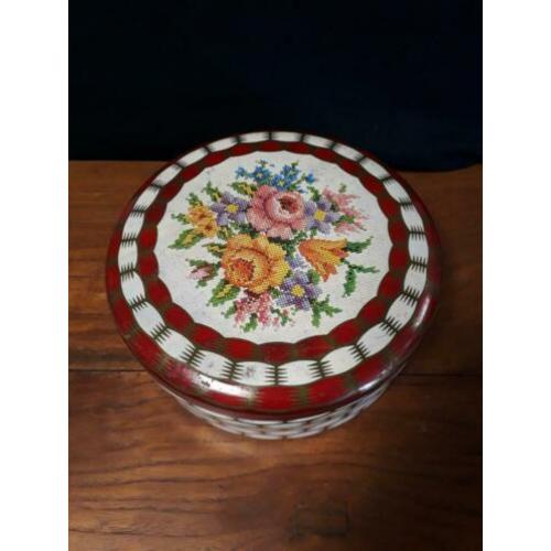 Oude koektrommel met "geborduurde" bloemen