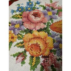Oude koektrommel met "geborduurde" bloemen