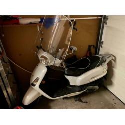 Sym fiddle 2 witte snorscooter