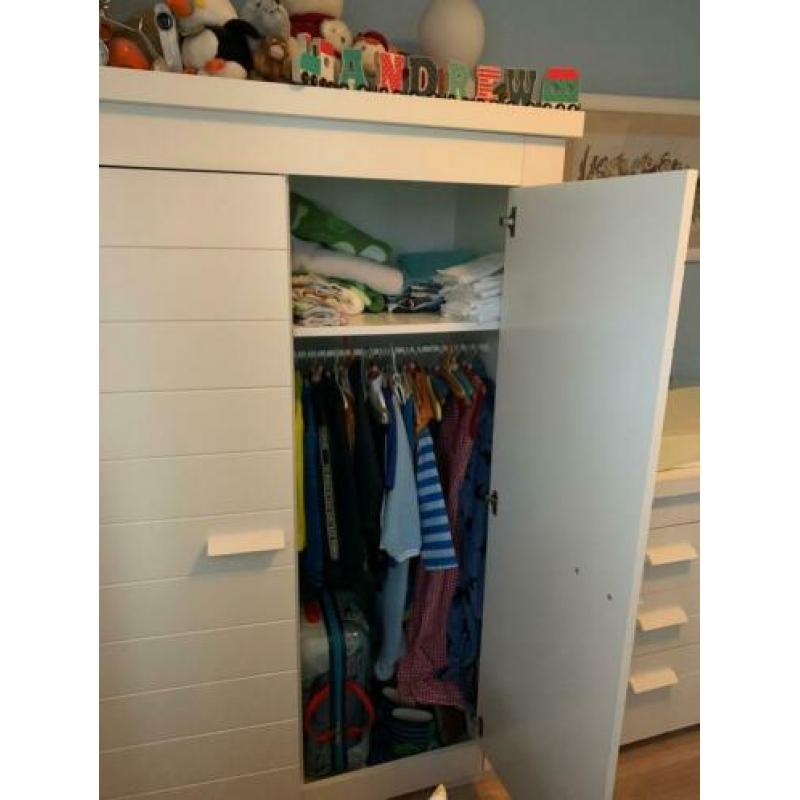 Stevige kinder kledingkast en commode