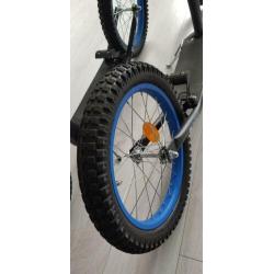 Mooi 16" Corvino snelle steps met luchtbanden