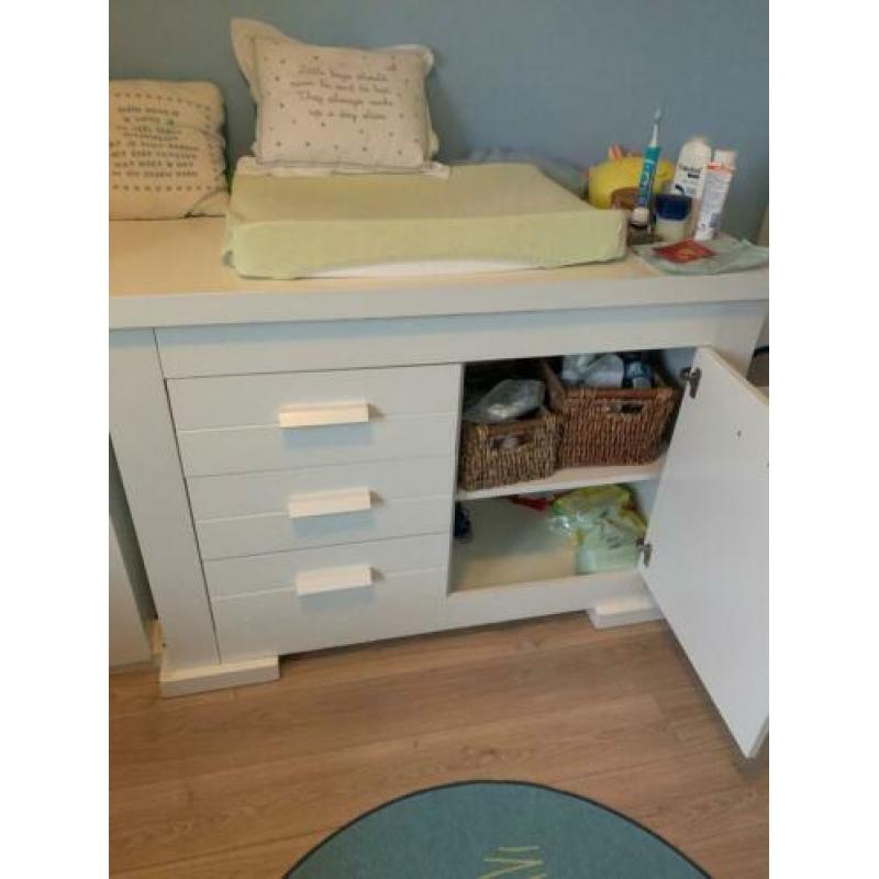 Stevige kinder kledingkast en commode