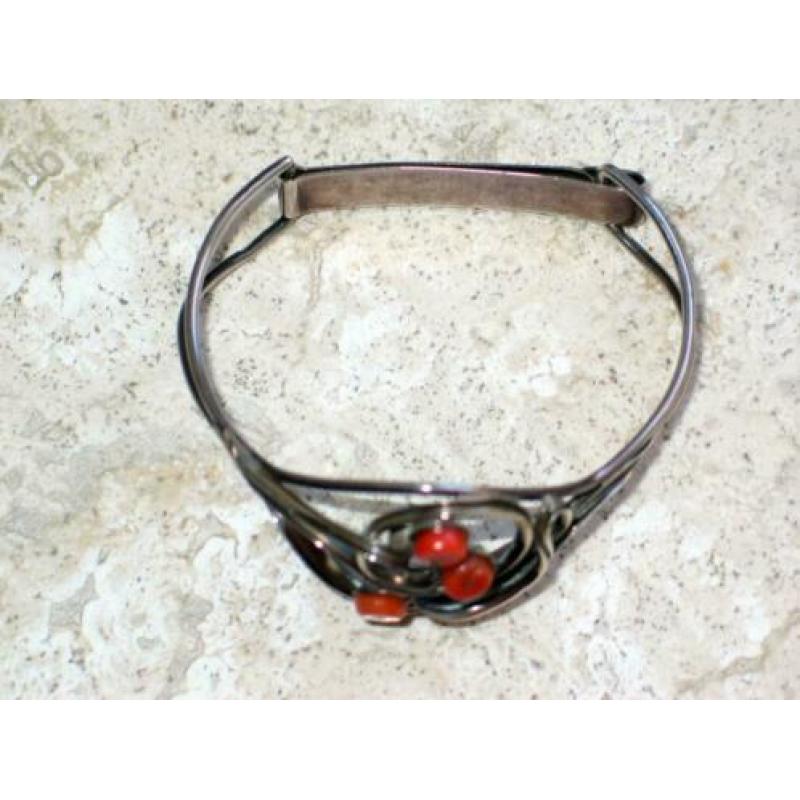 Art Nouveau zilveren armband met bloedkoraal gekeurd
