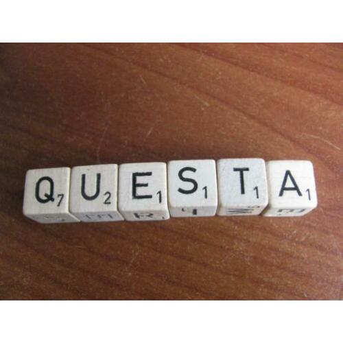 6 kleine dobbelstenen met letters - 1,3 cm