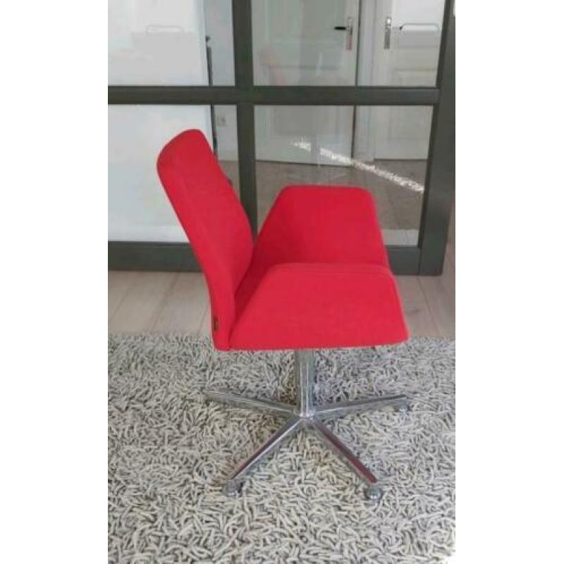 Fraaie design fauteuil van deberenn, model Nero, gestoffeerd