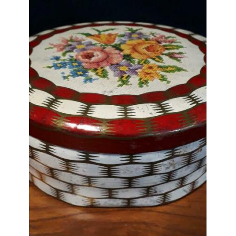 Oude koektrommel met "geborduurde" bloemen