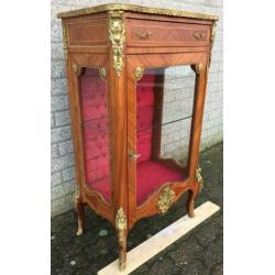 0799 Vintage mahonie vitrine met brons beslag.