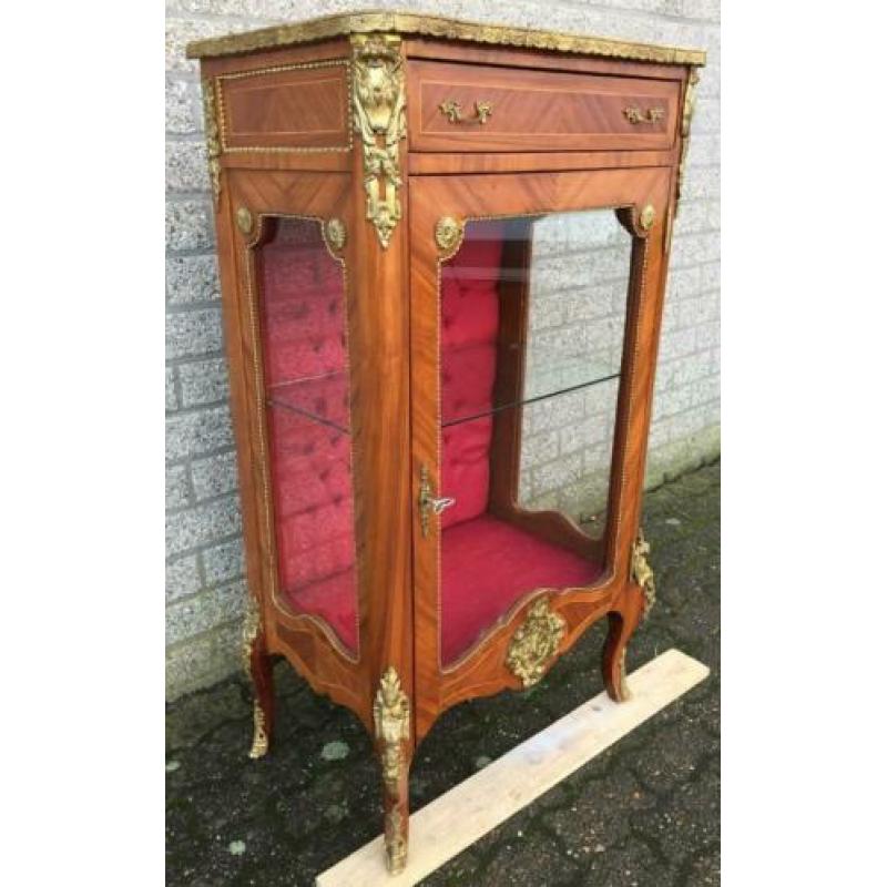0799 Vintage mahonie vitrine met brons beslag.