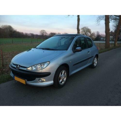 Peugeot 206 1.4 Grijs 2001. Nieuwe APK