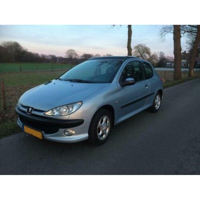 Peugeot 206 1.4 Grijs 2001. Nieuwe APK