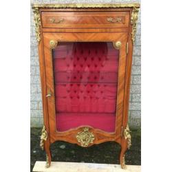 0799 Vintage mahonie vitrine met brons beslag.
