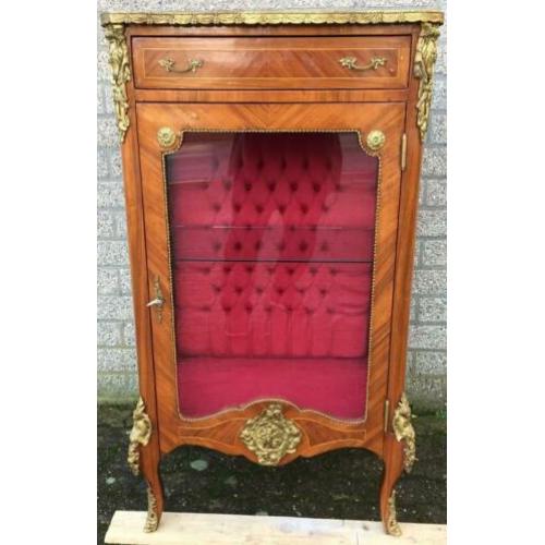 0799 Vintage mahonie vitrine met brons beslag.
