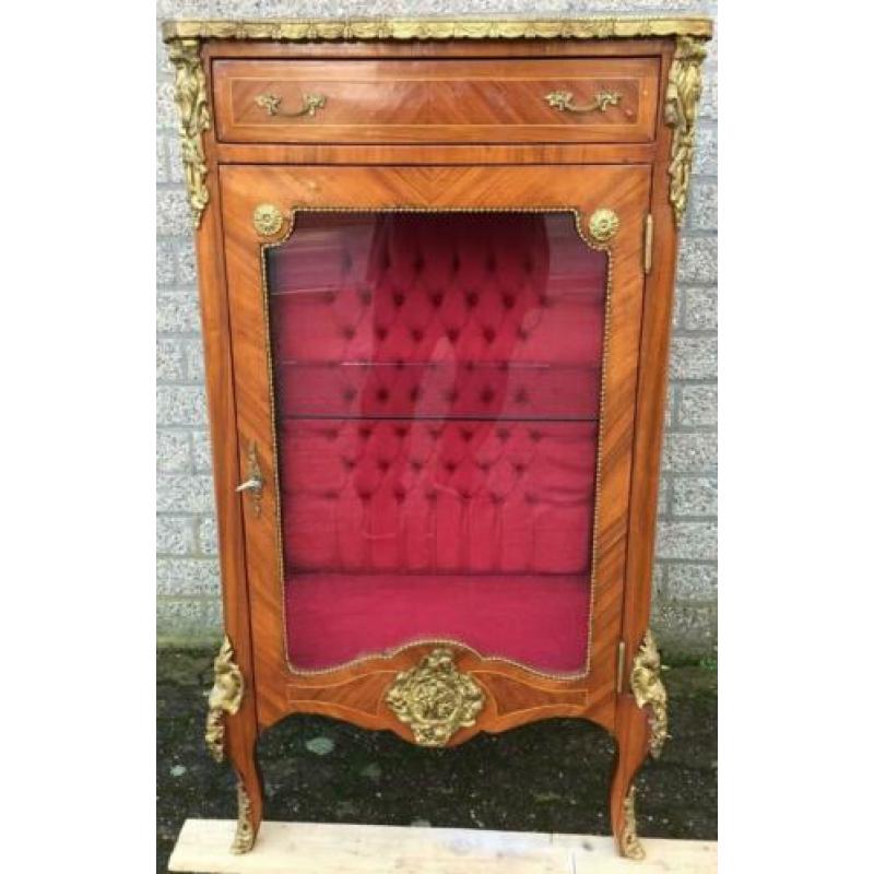 0799 Vintage mahonie vitrine met brons beslag.
