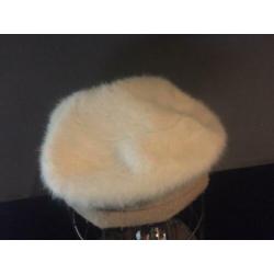 Leuke beige pet met bloem!