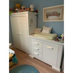 Stevige kinder kledingkast en commode