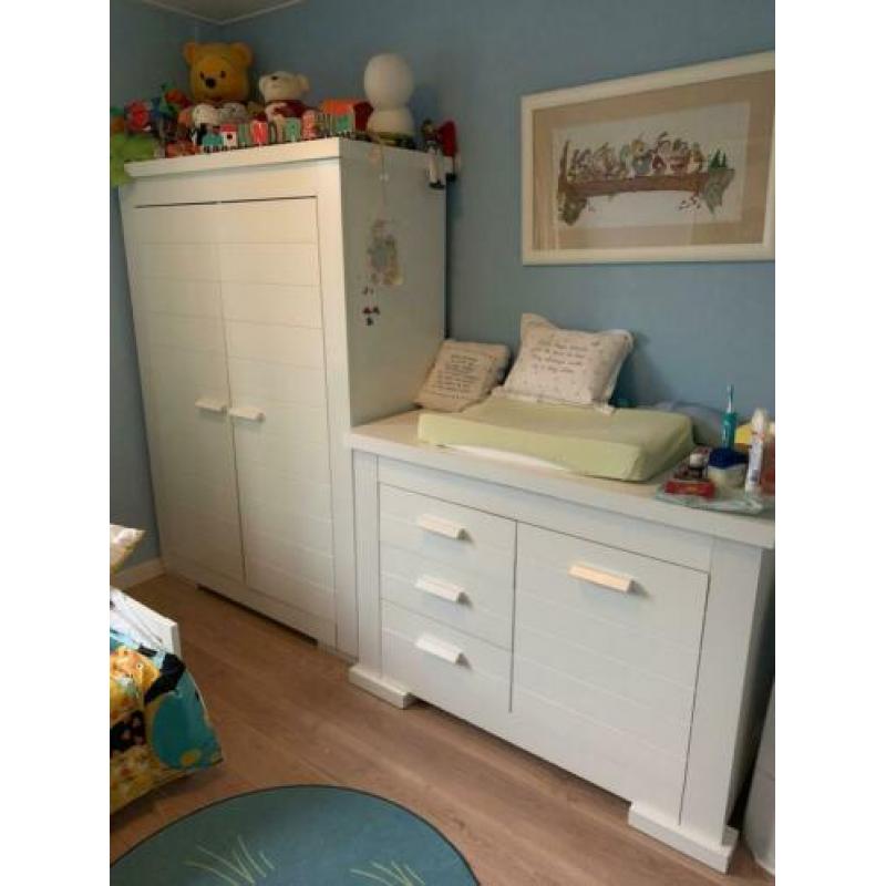 Stevige kinder kledingkast en commode
