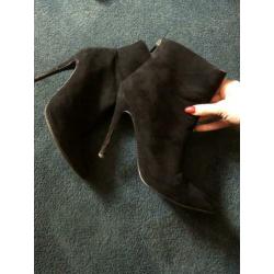Zwarte suède look enkellaarsjes booties met punt en hak 39
