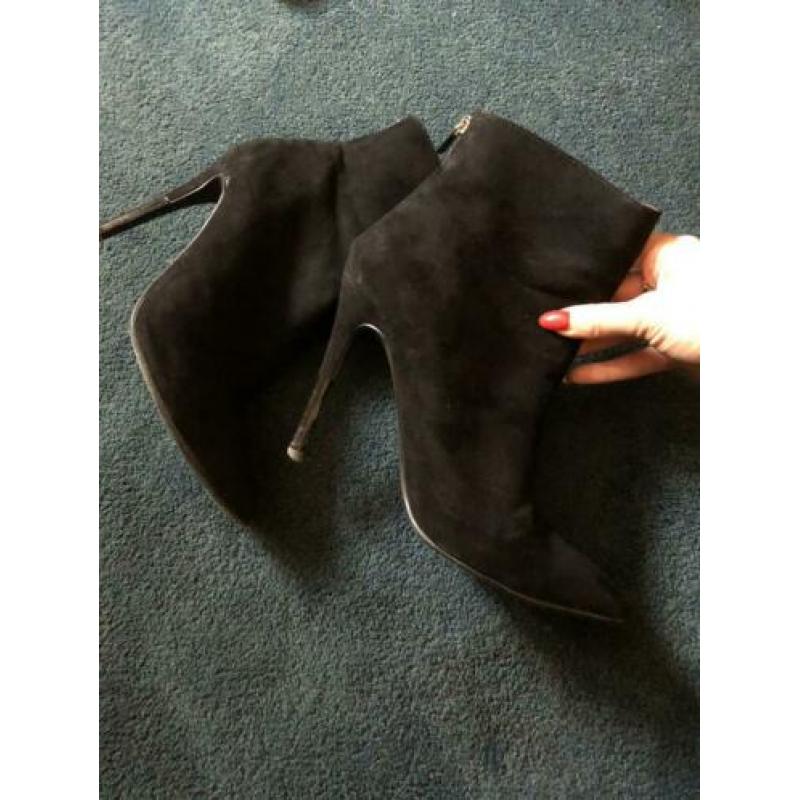 Zwarte suède look enkellaarsjes booties met punt en hak 39