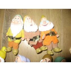 Sneeuwwitjes 7 dwergenpopjes met appelmand en gereedschap