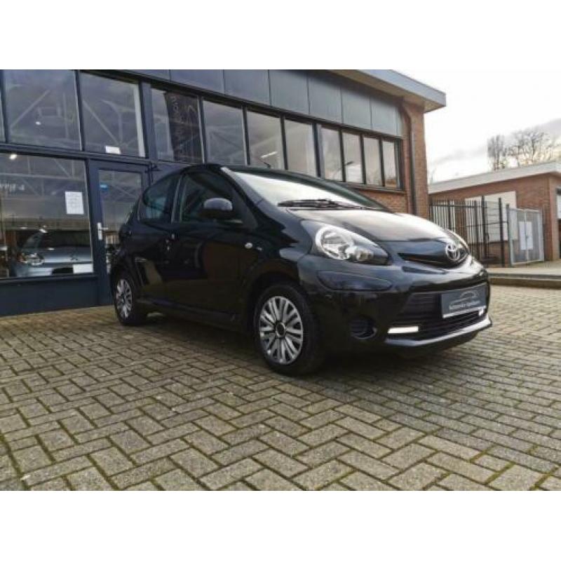 Toyota Aygo 1.0 VVT-i Now Navi, Airco, Dagrijverlichting, El