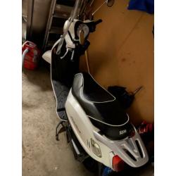 Sym fiddle 2 witte snorscooter