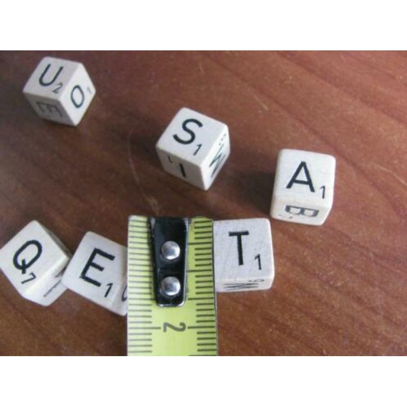 6 kleine dobbelstenen met letters - 1,3 cm