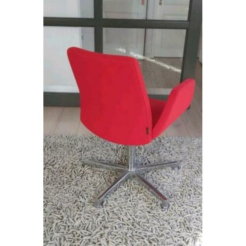 Fraaie design fauteuil van deberenn, model Nero, gestoffeerd