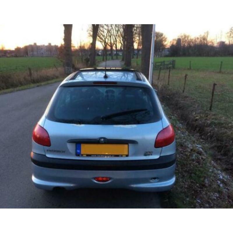 Peugeot 206 1.4 Grijs 2001. Nieuwe APK