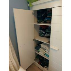 Stevige kinder kledingkast en commode