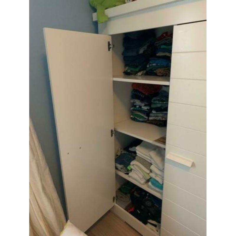 Stevige kinder kledingkast en commode