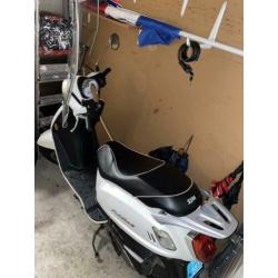 Sym fiddle 2 witte snorscooter