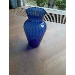 Oude blauwe glazen vaas.