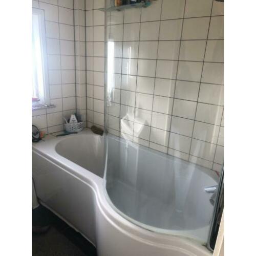 MOET WEG! Bad met doucheplateau, glazen douchewand, wastafel
