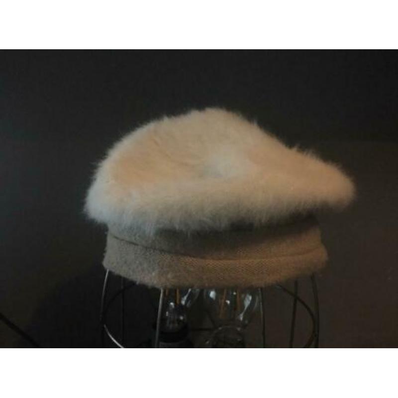 Leuke beige pet met bloem!