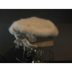 Leuke beige pet met bloem!