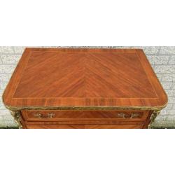 0799 Vintage mahonie vitrine met brons beslag.