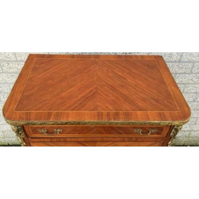 0799 Vintage mahonie vitrine met brons beslag.