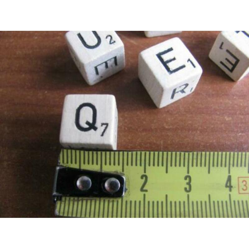 6 kleine dobbelstenen met letters - 1,3 cm