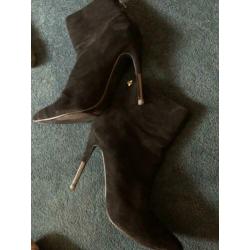 Zwarte suède look enkellaarsjes booties met punt en hak 39
