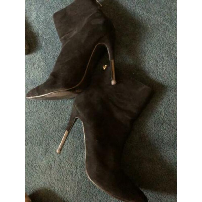 Zwarte suède look enkellaarsjes booties met punt en hak 39