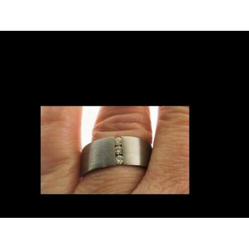 Bijzonder 11 gram Witte Gouden Ring met 3 Diamanten!