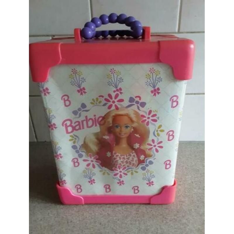 Barbies REISKOFFERTJE met 3 barbies enz..